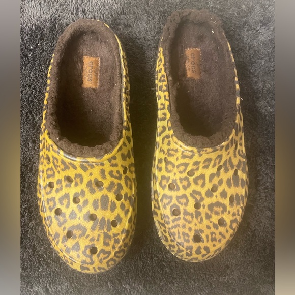 Crocs. Leopard print. Slip on. Brown fuzzy warm inserts. Women’s size 8 - Picture 2 of 4
